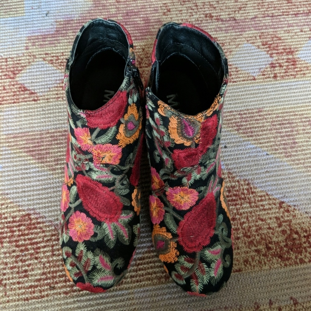 Adorable floral MIA bootie heels.